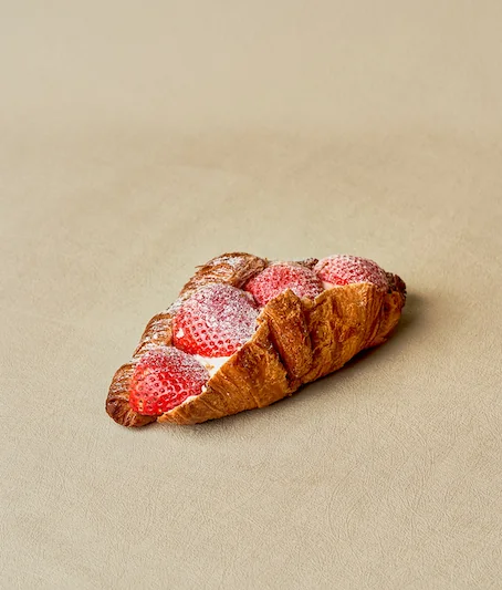 Một chiếc bánh sừng bò dâu