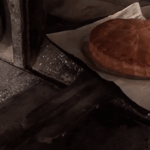 gif lấy bánh ra lò